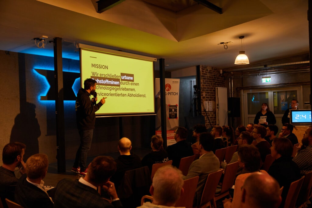 Das Bild zeigt Mitgründer Thilo Hamm während seiner Präsentation.