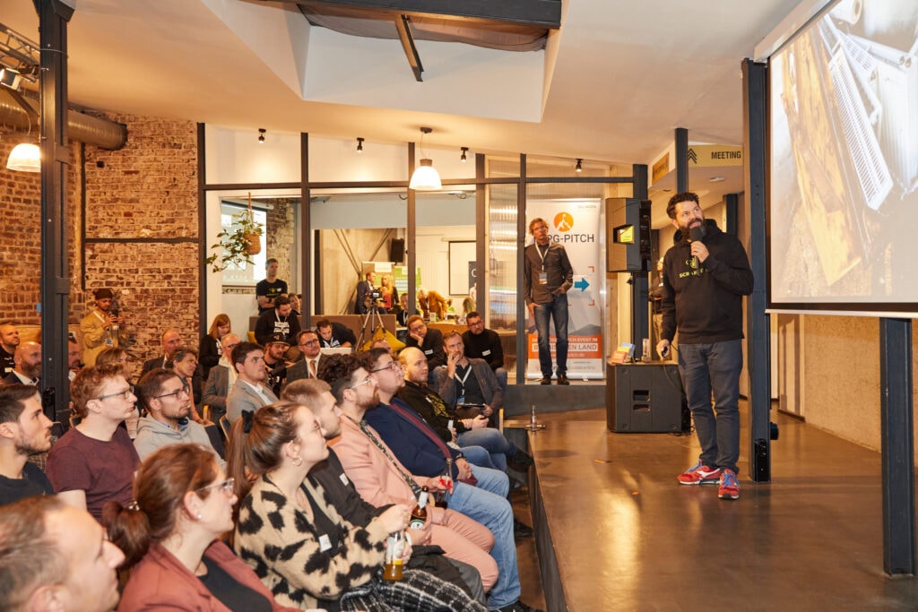 Das Bild zeigt Mitgründer Thilo Hamm während seinem Pitch vor Publikum.