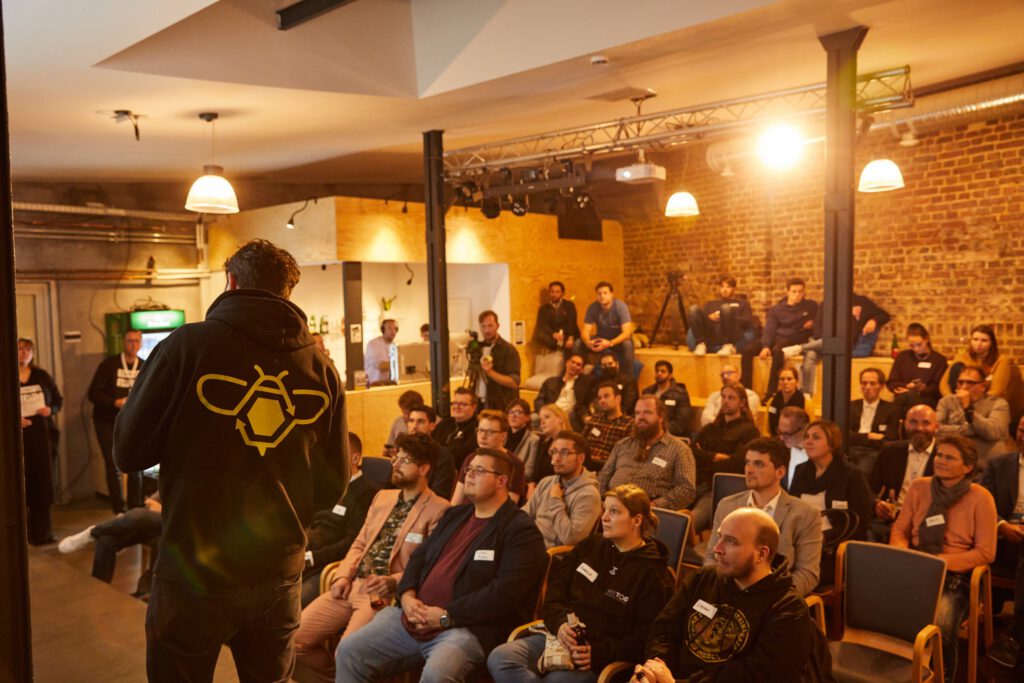 Das Bild gewährt einen Blick in den Zuschauerraum des Events.