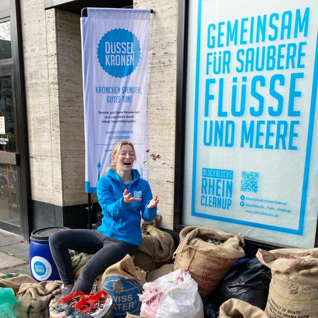 Das Bild zeigt eine vor Freude strahlende Ünterstützerin der Cleanup-Aktion.