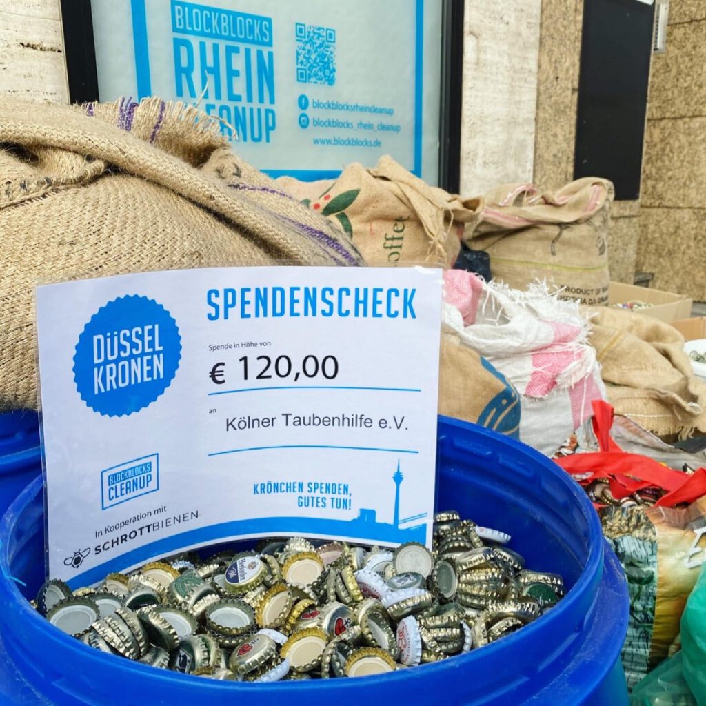 Das Bild zeigt den Spendenscheck über 120,00 Euro an die Kölner Taubenhilfe e.V.
