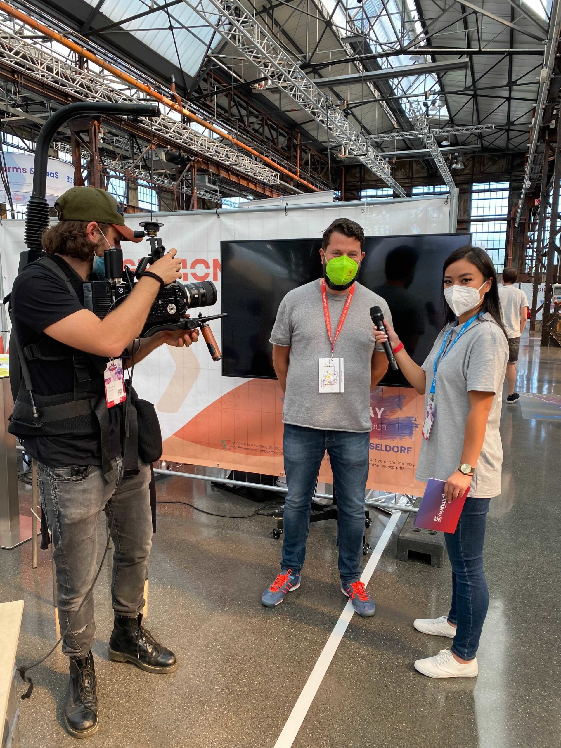 Das Bild zeigt den Messestand der SchrottBienen auf dem Digital Demo Day.