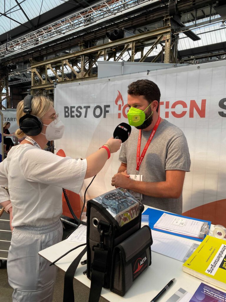 Das Bild zeigt Thilo Hamm im Radiointerview auf dem Digital Demo Day.