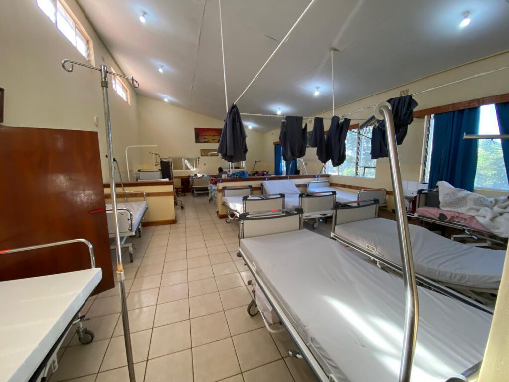 Das Bild zeigt ein Patientenzimmer innerhalb des Krankenhauses.