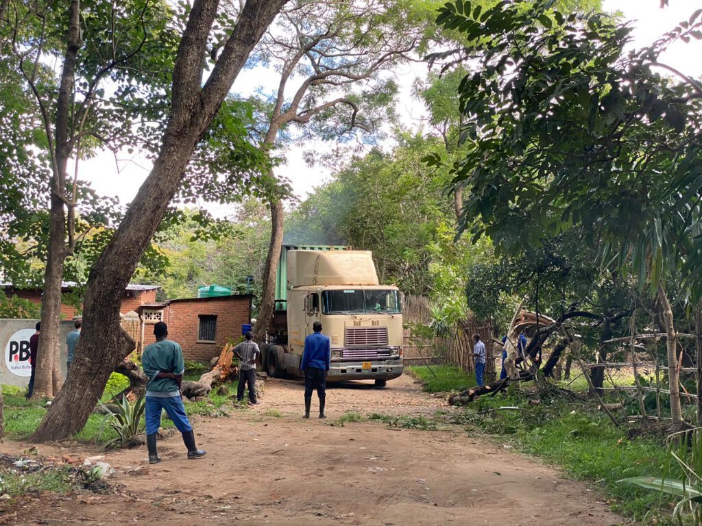 Das Bild zeigt, wie der Laster beim Krankenhaus in Malawi eintrifft.