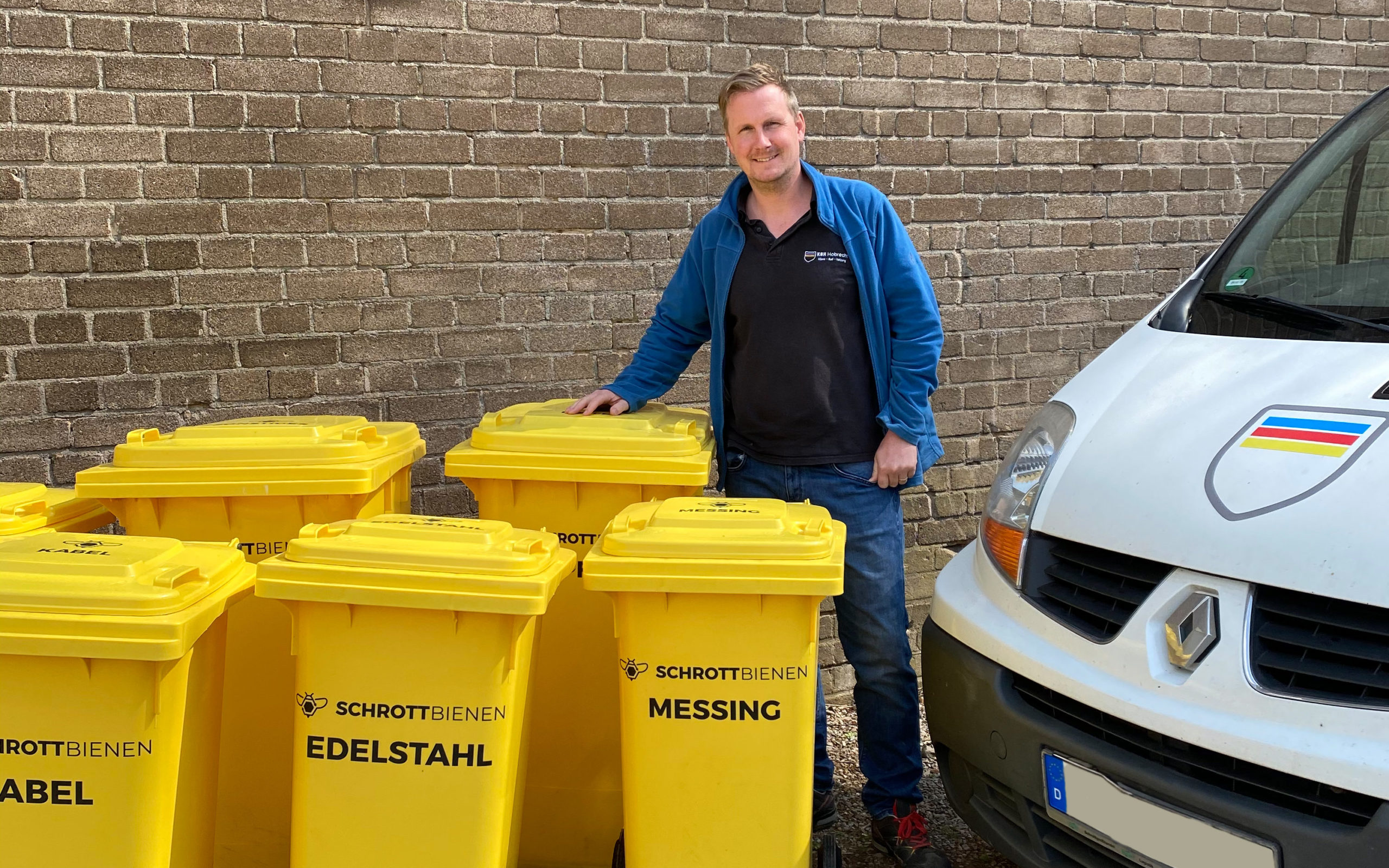 Das Bild zeigt den Partner der SchrottBienen mit den Tonnen zur Metalltrennung.