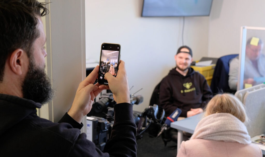 Das Bild gewährt einen Blick hinter die Kulissen der Dreharbeiten im Office der SchrottBienen.
