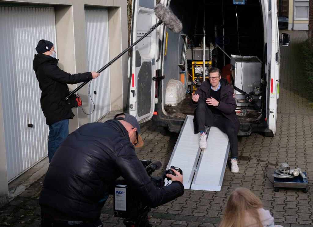 Das Bild zeigt eine Interviewsituation mit dem Mitgründer Florian Kriependorf.