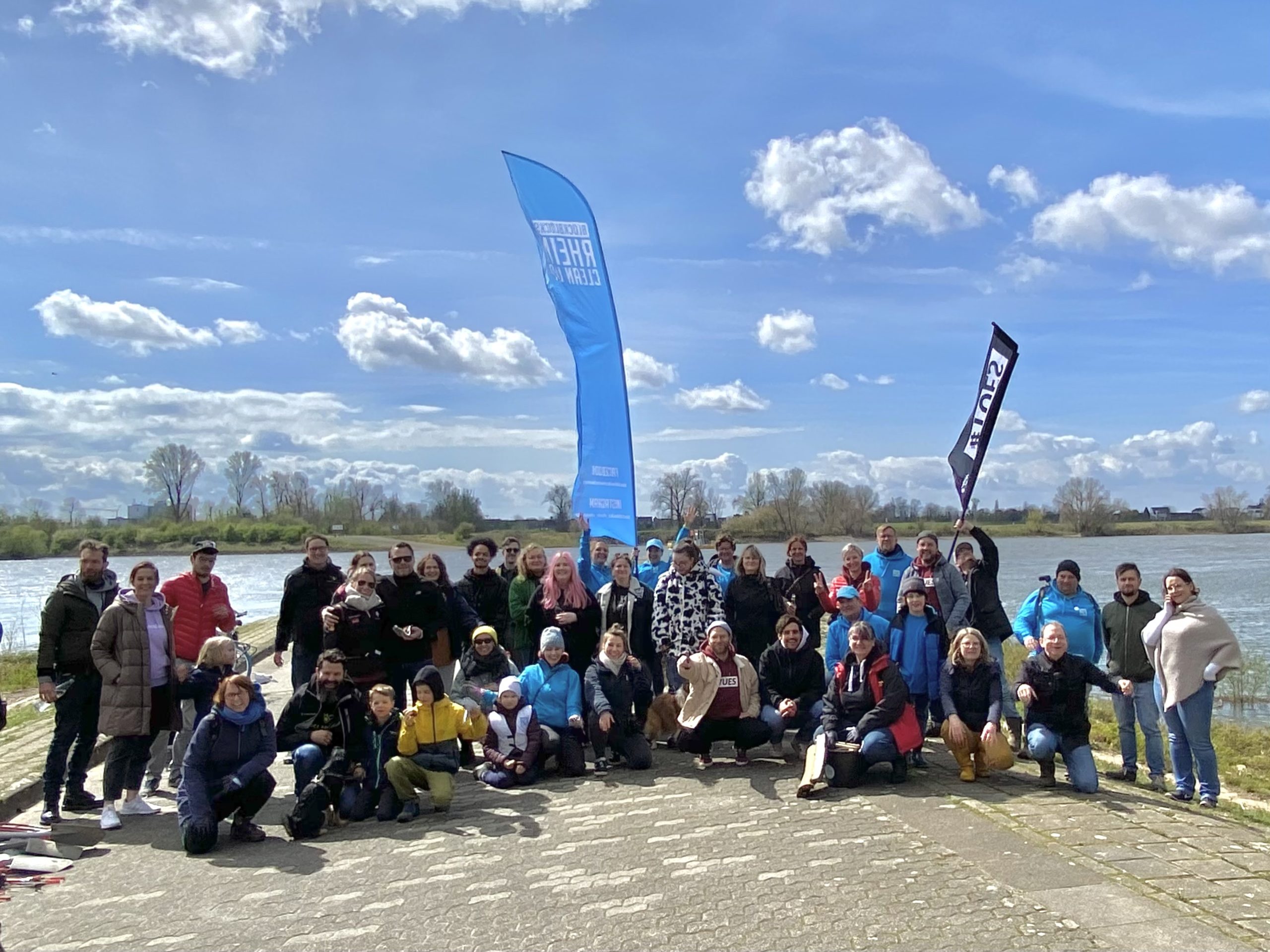 Das Bild zeigt die Teilnehmer des Cleanups auf einem Gruppenfoto.