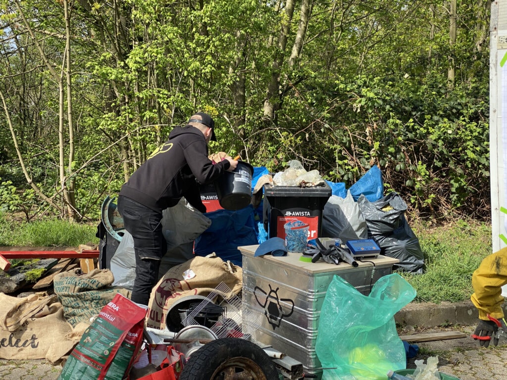 Das Bild zeigt die Säcke voller Müll, den die Teilnehmer des Cleanups gesammelt haben.