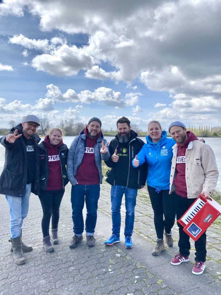 Das Bild zeigt die Initiatoren des Cleanups: Das #TUESmovement, Blockblocks Rhein-Cleanup und Thilo von den SchrottBienen.
