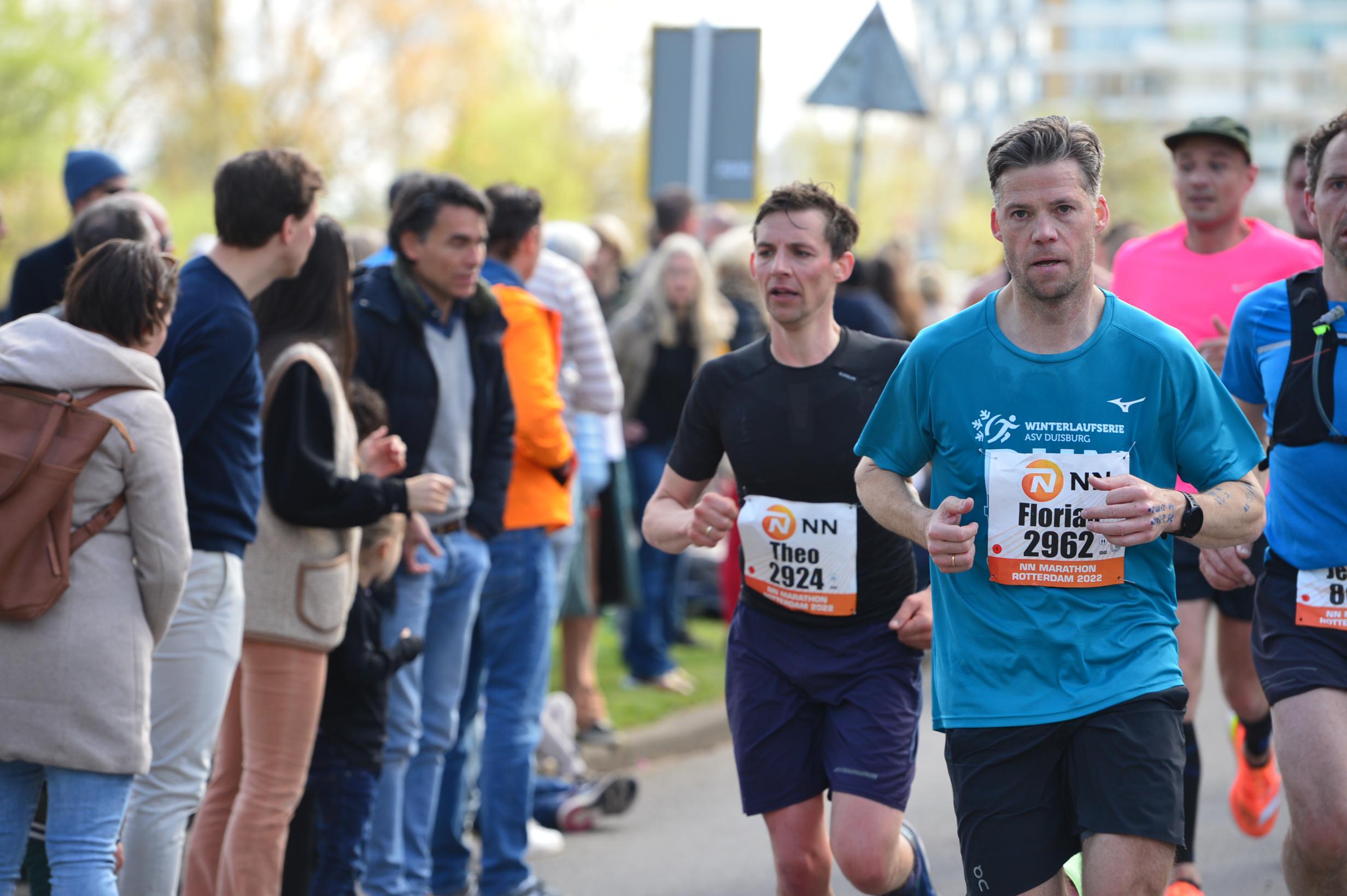 Das Bild zeigt Florian und andere Marathonläufer beim Wettbewerb.