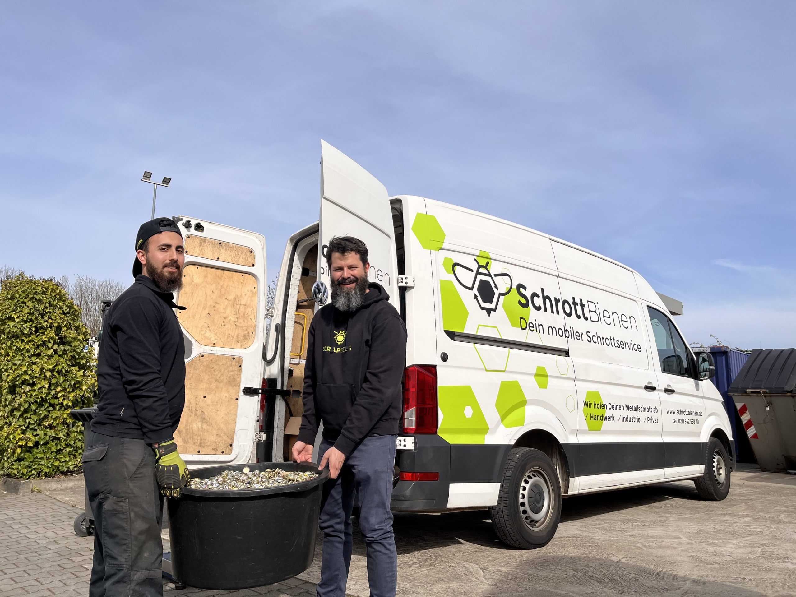 Das Bild zeigt einen Fahrer der SchrottBienen sowie Thilo Hamm vor einem Fahrzeug der SchrottBienen.