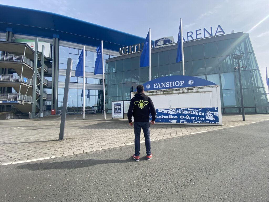 Das Bild zeigt Gründer Thilo Hamm vor der Veltins-Arena auf Schalke.