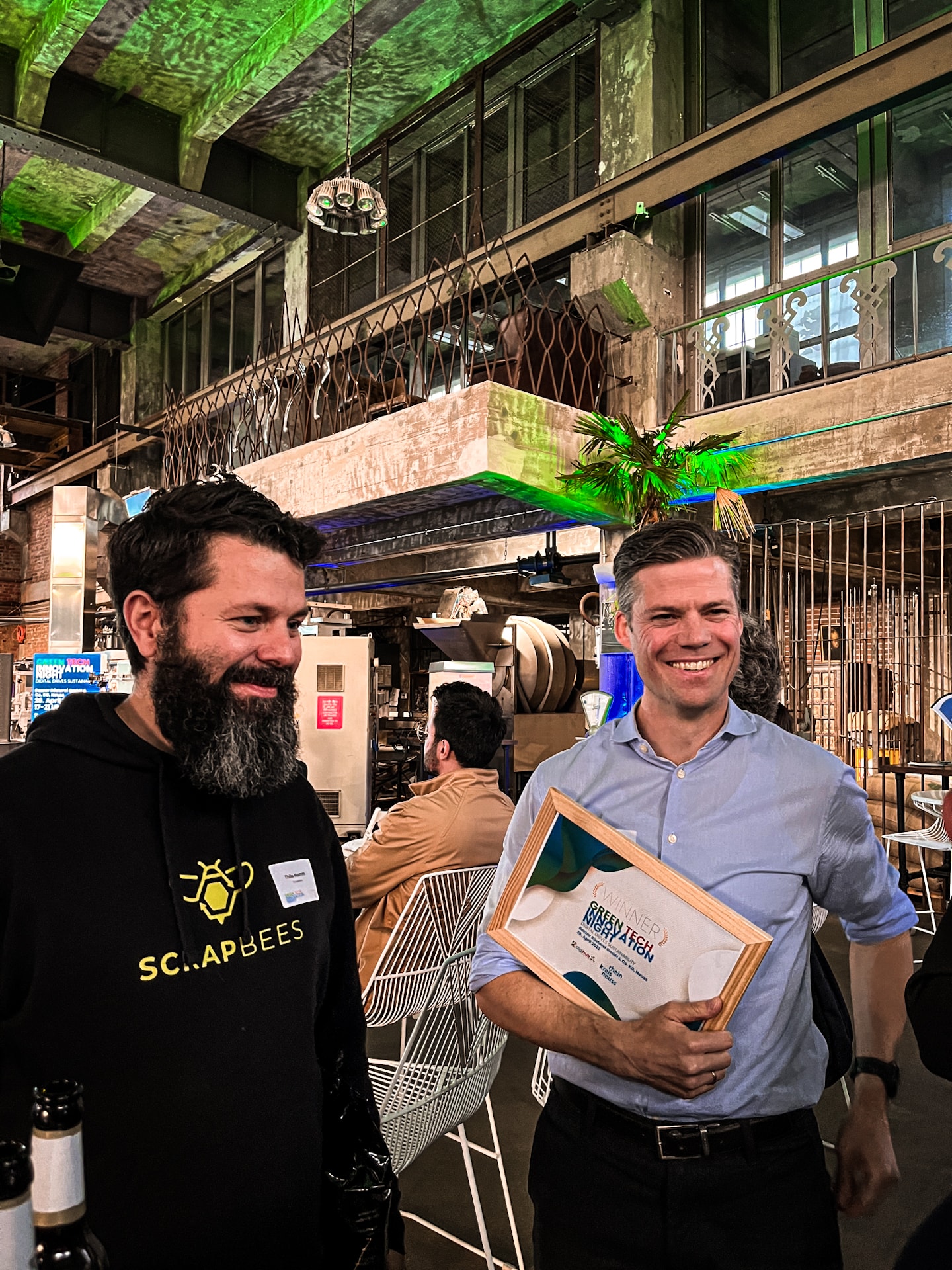 Das Bild zeigt die Gewinner des Abends, die Gründer Thilo Hamm und Florian Kriependorf.