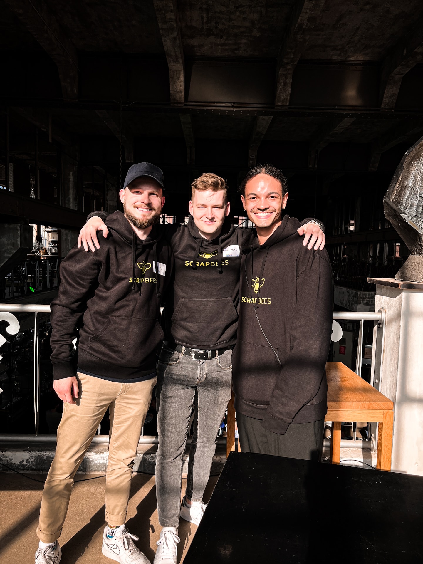 Das Bild zeigt das Social-Media-Team der ScrapBees GmbH.