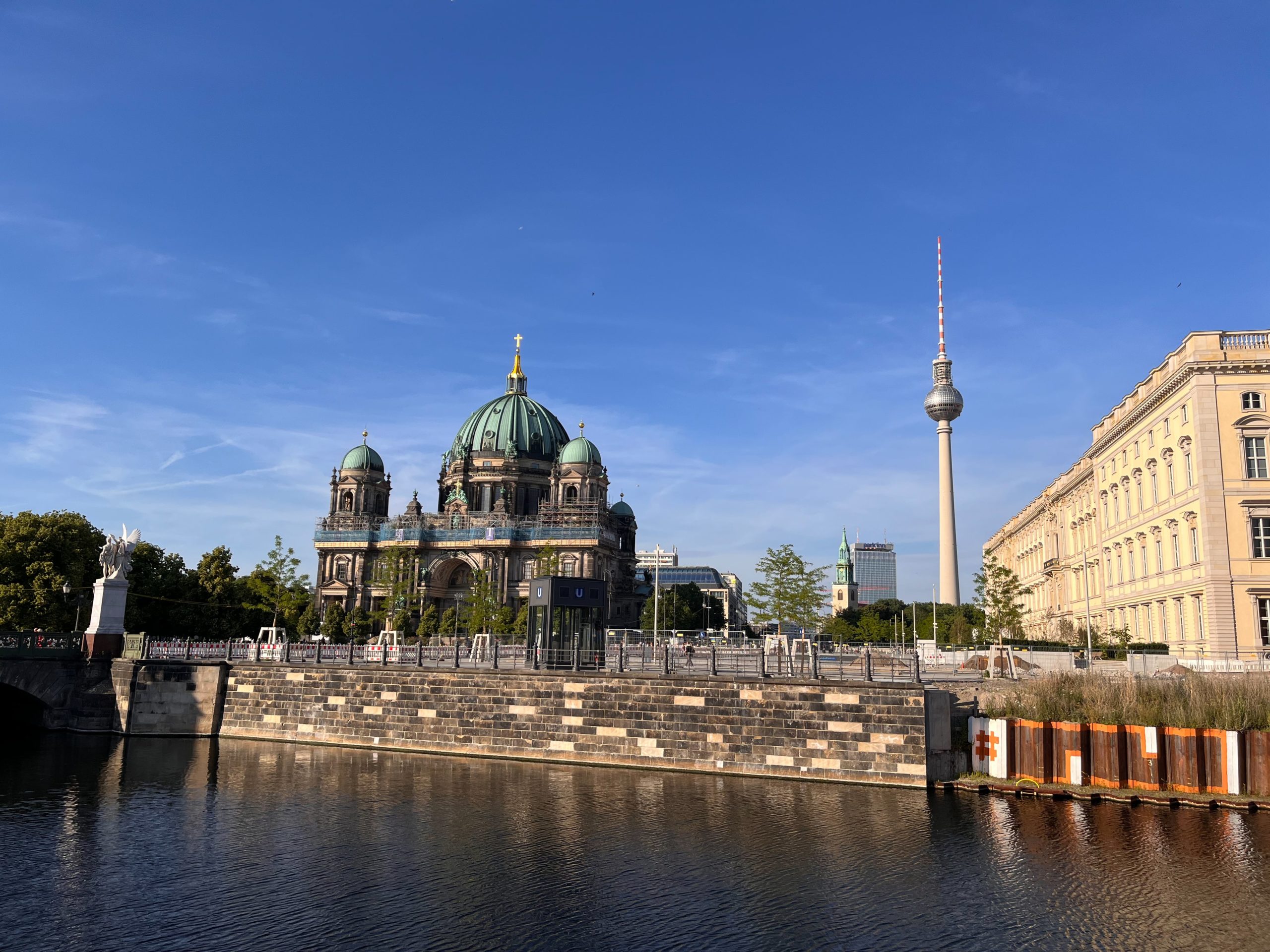Das Bild zeigt den Fernsehturm in Berlin.