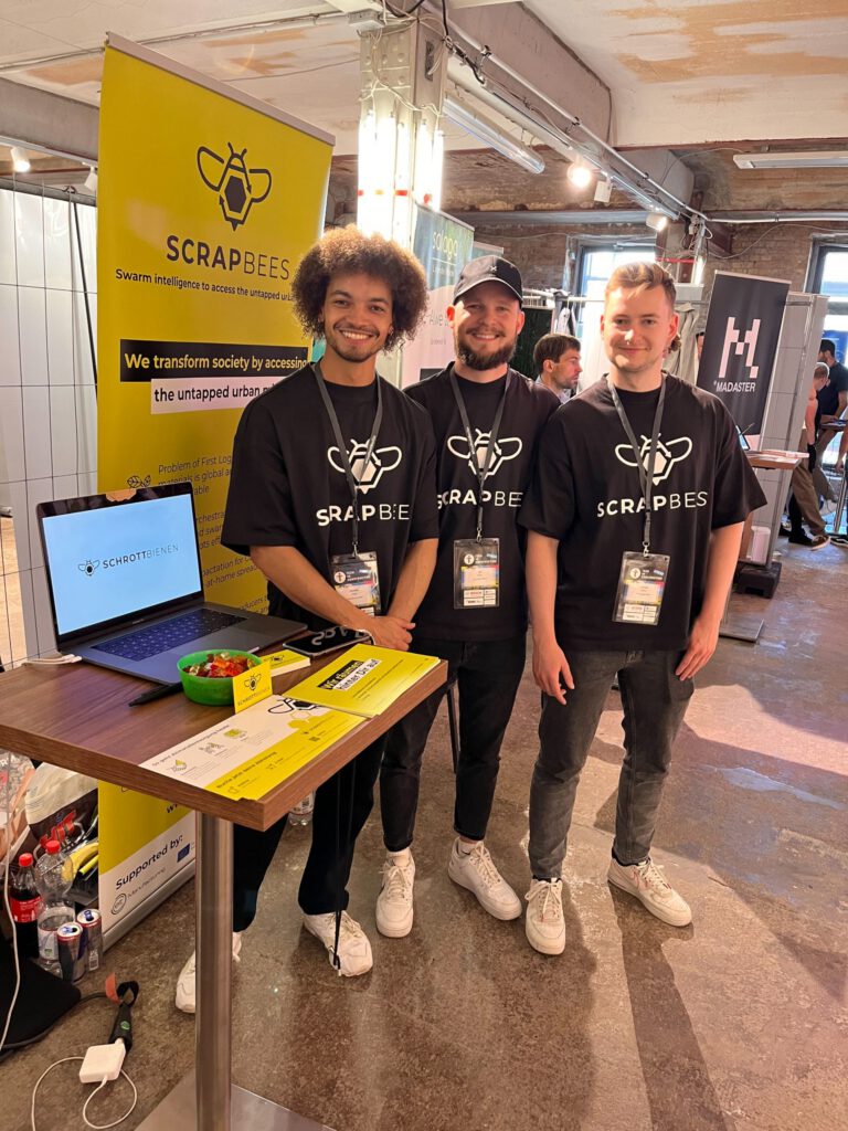 Das Bild zeigt das Marketing-Team der ScrapBees beim Messestand auf der Tech in Construction.