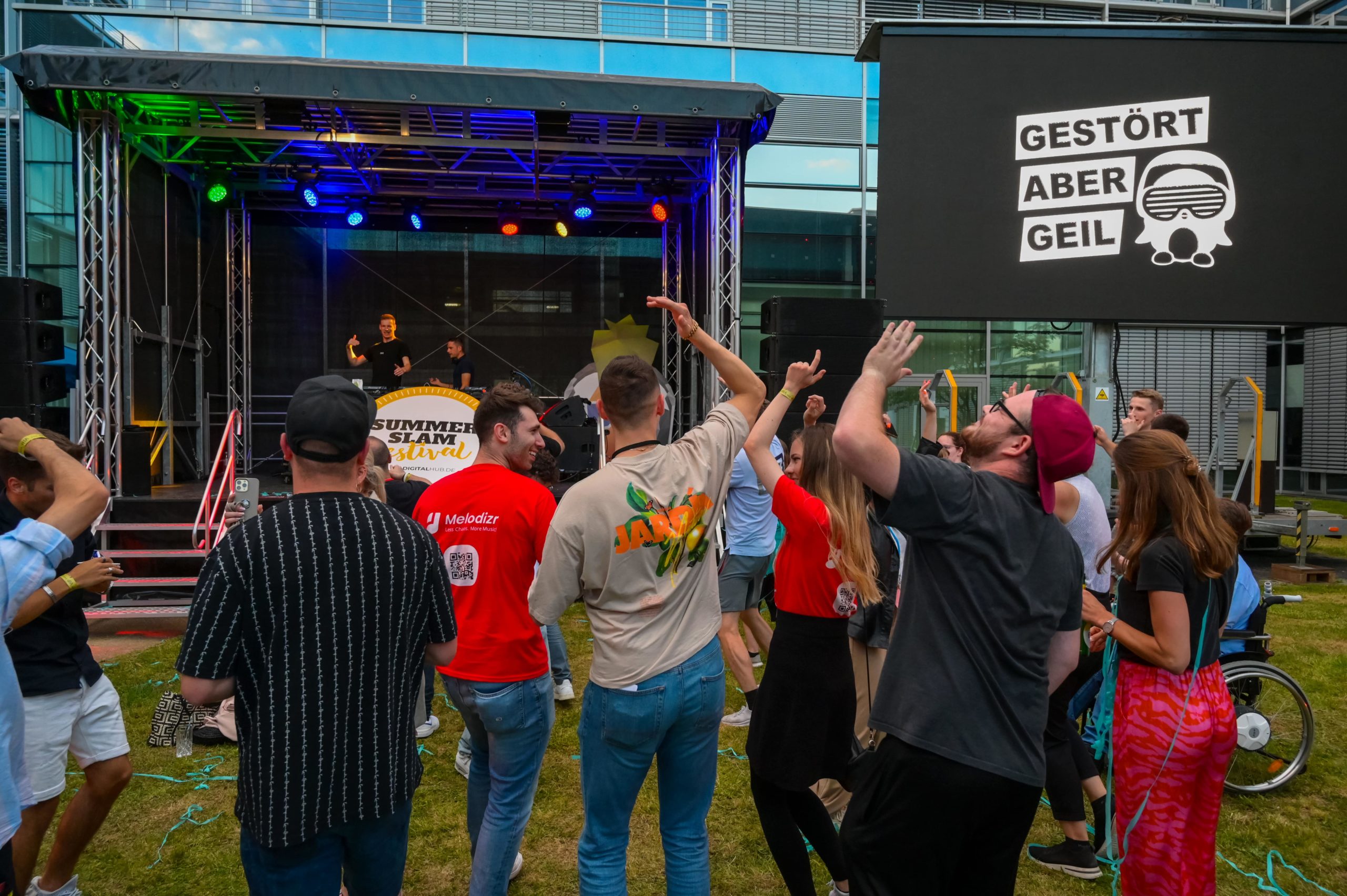 Das Bild zeigt Impressionen vom Live-Auftritt der DJs 
