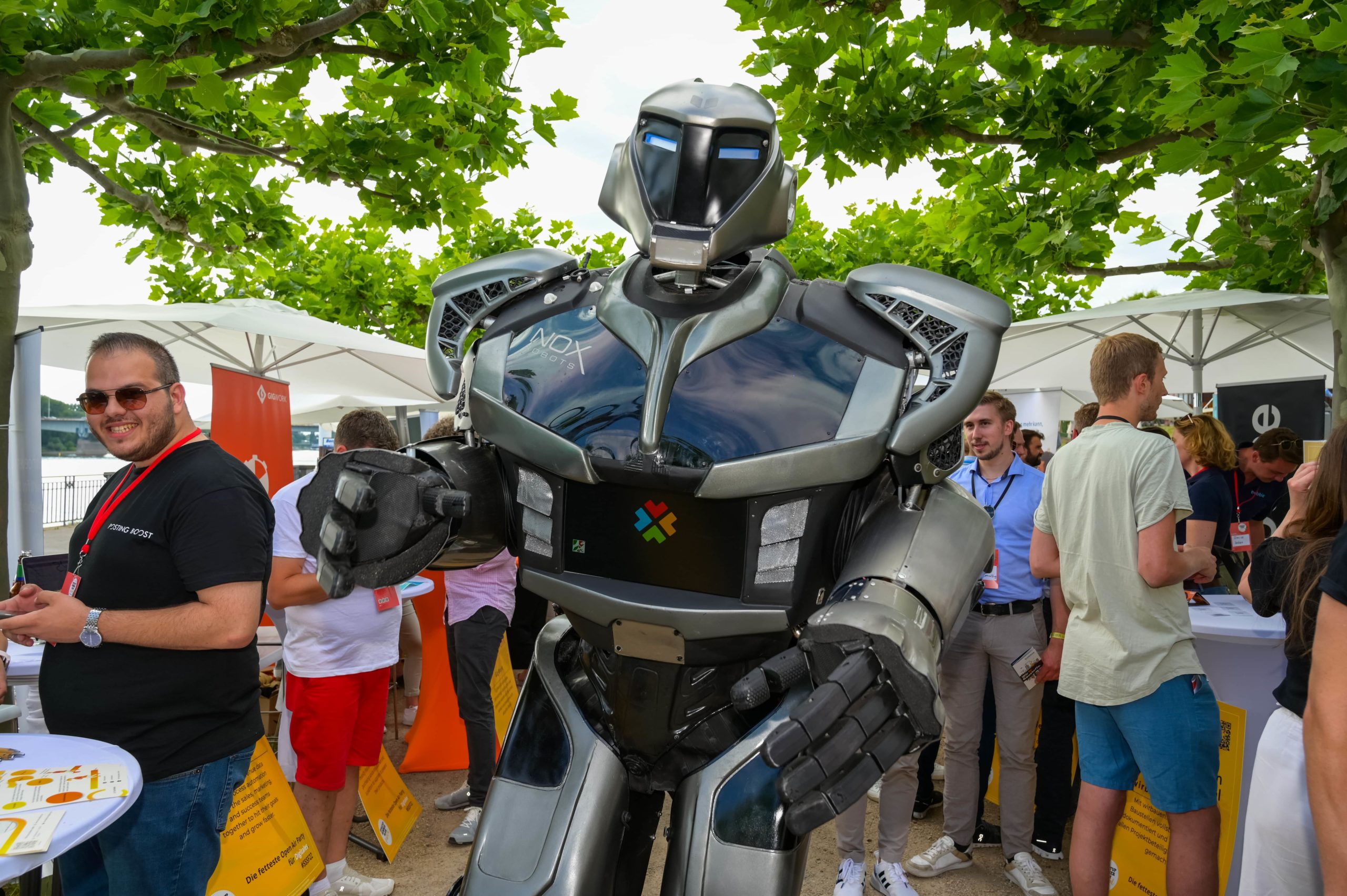 Das Bild zeigt einen Roboter, der auf dem Gelände des Summer Slam Festivals zur Schau gestellt wurde.