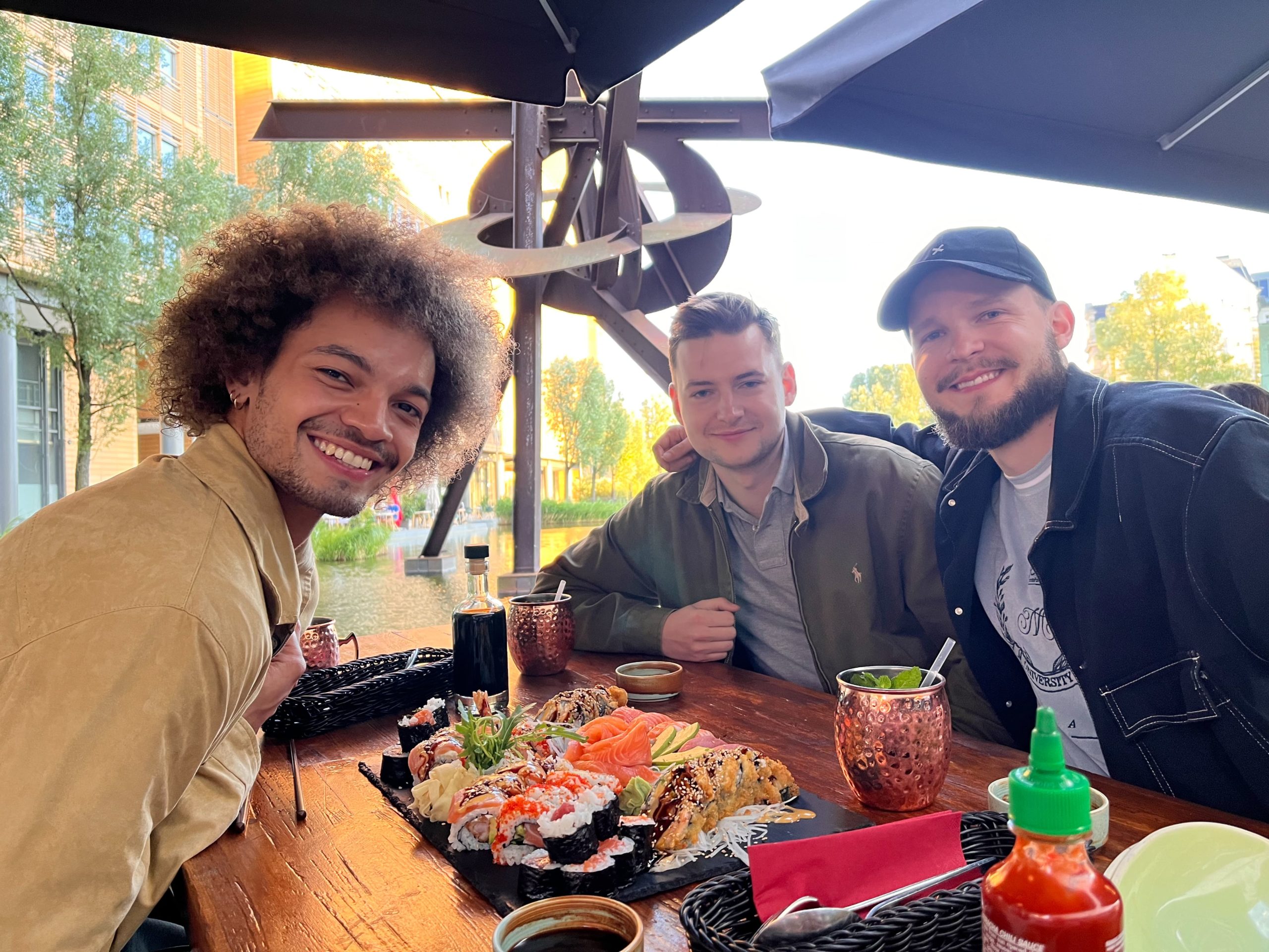 Das Bild zeigt das Marekting-Team der ScrapBees beim abendlichen Sushi-Essen.