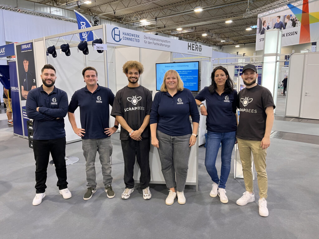 Das Bild zeigt das Team von Handwerk Connected sowie der SchrottBienen.