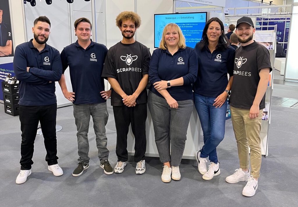 Das Bild zeigt das Team von Handwerk Connected sowie zwei Mitarbeiter der SchrottBienen auf der SHK-Messe in Essen.