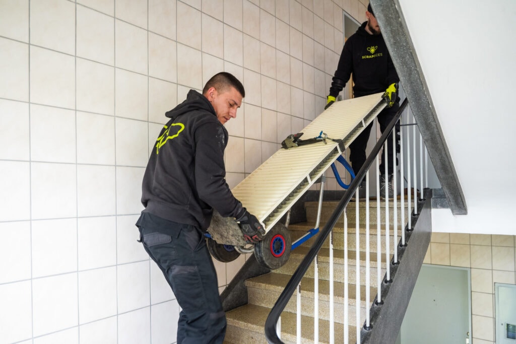 Schrotthändler in Köln gesucht? Das Bild zeigt das Team der SchrottBienen beim Transport alter Heizkörper.