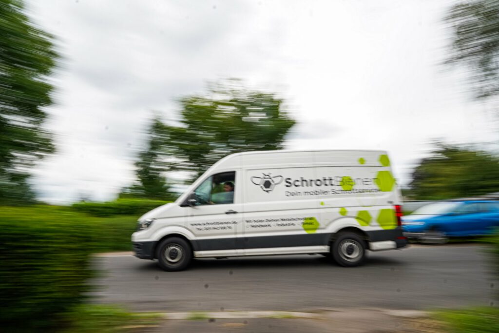 Wo Metallschrott ist, sind die SchrottBienen nicht weit: Hier ist ein Fahrzeug der Firma zu sehen.
