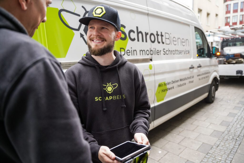 Der Mitarbeiter zeigt Ihnen schon beim Schrottankauf, welche Gewichte und Materialarten sie in ihrem Tablet notieren.