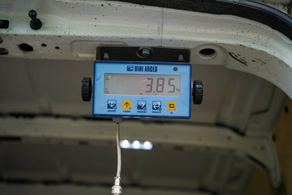 Jedes Fahrzeug ist mit einer Waage ausgestattet, die beim Schrottankauf zum Einsatz kommt, um das Gewicht des Altmetalls zu bestimmen.