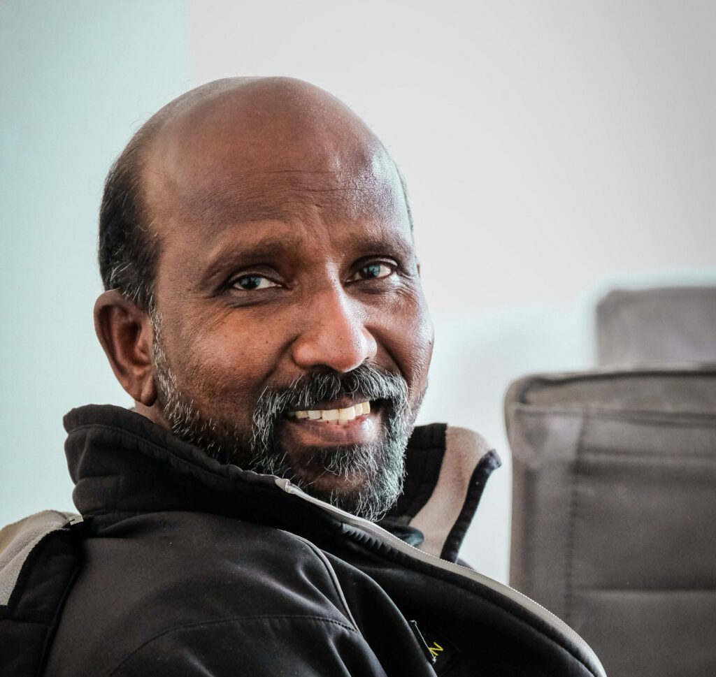 Das Bild zeigt ein Portrait von Kumar, einem Fahrer der SchrottBienen.