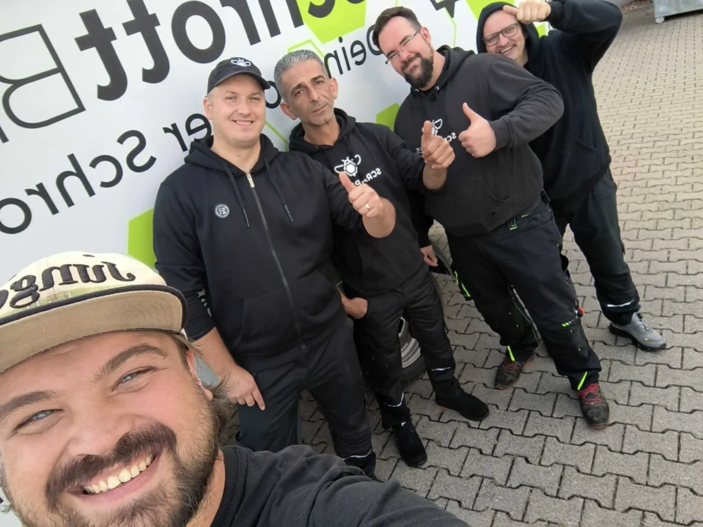Das Bild zeigt eine Selfie-Aufnahme von Igor und anderen SchrottBienen-Mitarbeitern.