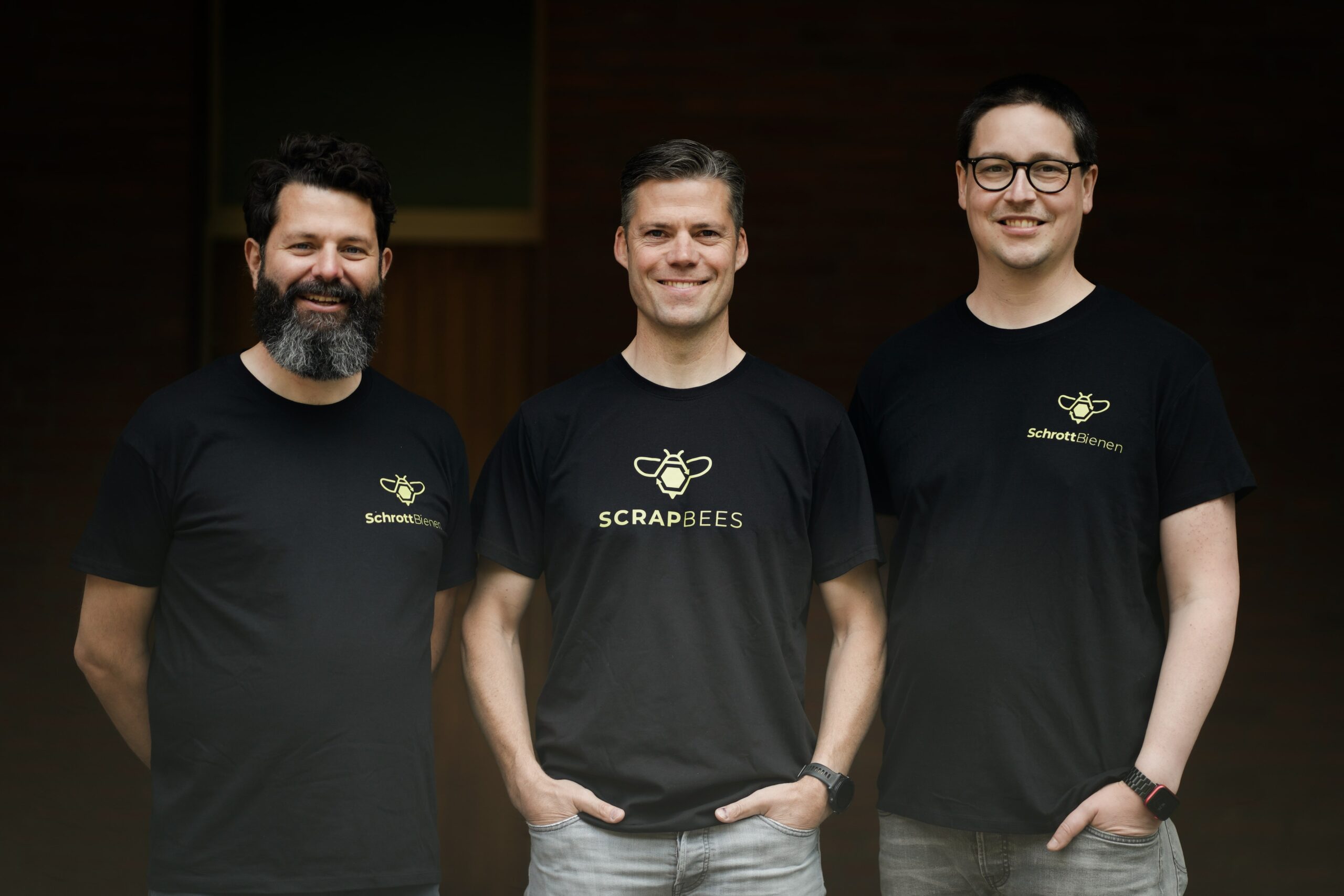 Das Bild zeigt die drei Gründer der SchrottBienen (Thilo Hamm, Florian Kriependorf und Sebastian Kopsan) im Portrait.