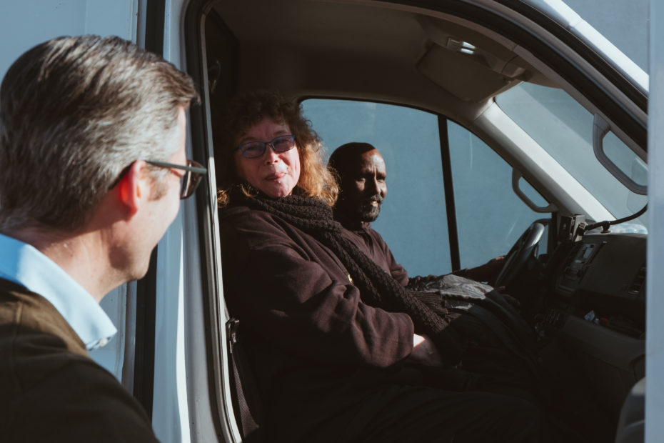 Das Bild zeigt eine Kollegin aus dem Kundenservice im BeeVan zusammen mit einem der Fahrer des Unternehmens.