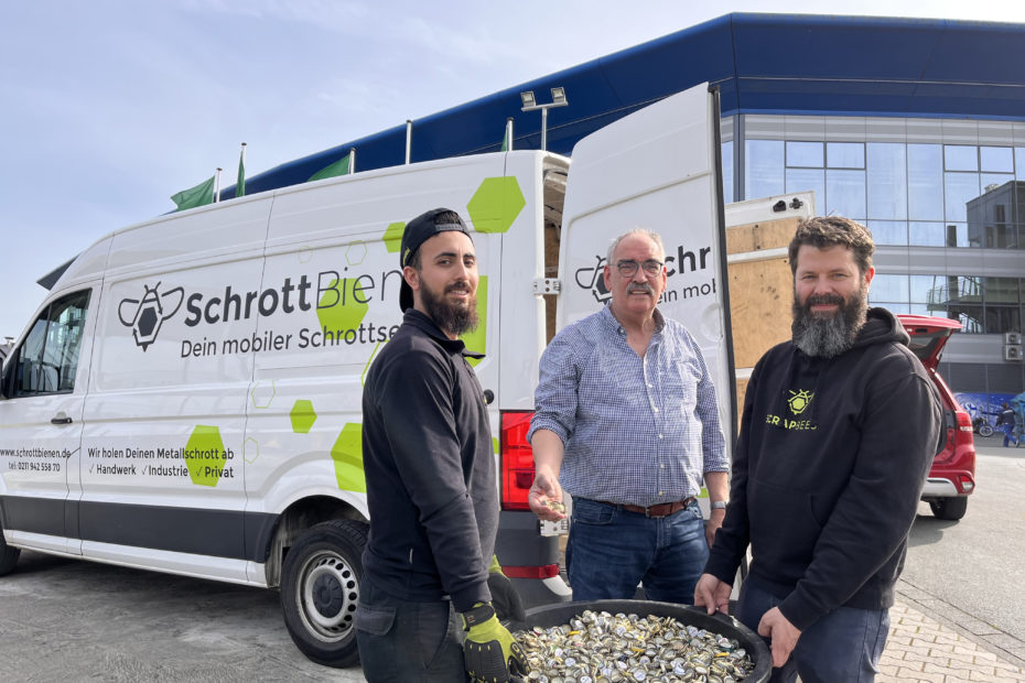 Das Bild zeigt einen Fahrer der SchrottBienen, Umweltaktivist Paul Steinebach sowie Gründer Thilo Hamm bei der Kronkorkenabholung.