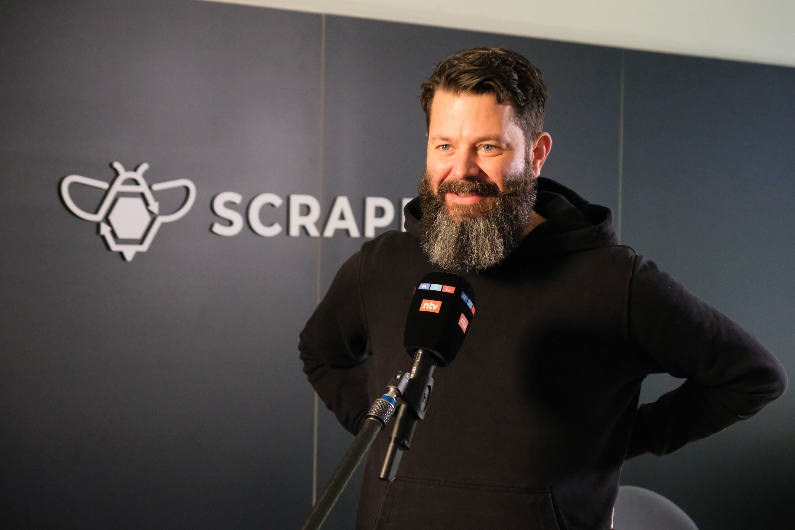 Das Bild zeigt Gründer Thilo während des TV-Interviews mit RTL.