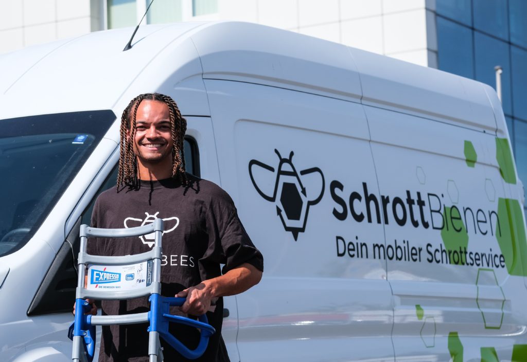 Das Bild zeigt einen Fahrer der SchrottBienen. (J)